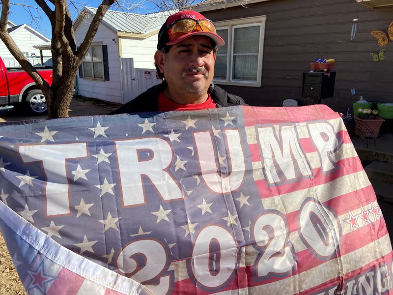 Paul Sanchez posa para una foto frente a su casa, Lamesa