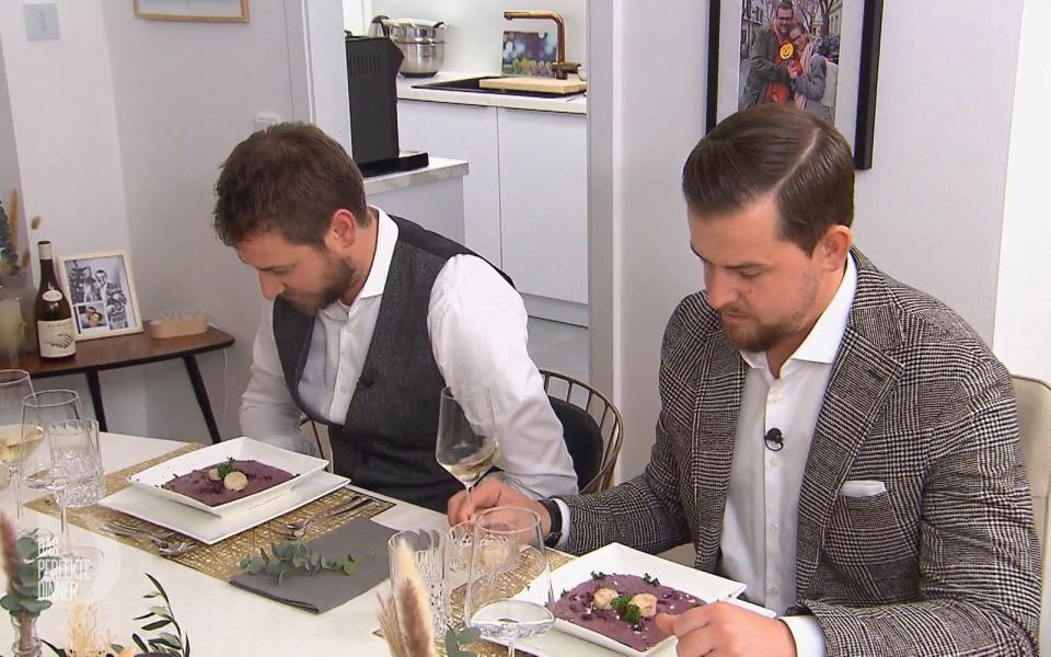 Interessantes Farbenspiel: Thomas und David hatten sich die Vorspeise ganz anders vorgestellt.  (Bild: RTL)