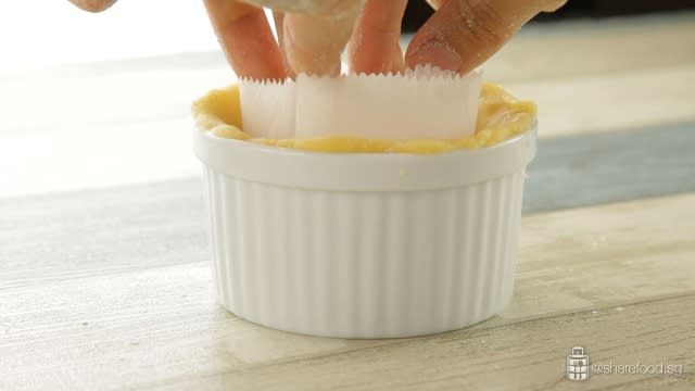 TomYumChickenPie-placing-puff-pastry-into-ramekin