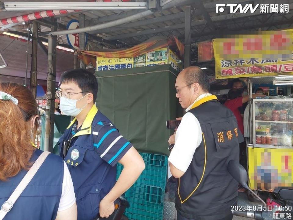 桃園市中壢忠貞市場知名越南法國麵包攤商，發生疑似食物中毒案被勒令停業，桃園市衛生局人員5日前往確認店家暫停營業。（圖／桃園市衛生局提供）