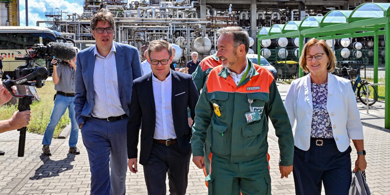 Michael Kellner (l-r, Bündnis 90/Die Grünen), Parlamentarischer Staatssekretär beim Bundesminister für Wirtschaft und Klimaschutz, Carsten Schneider (SPD), Staatsminister und Ostbeauftragter der Bundesregierung, Ralf Schairer, Geschäftsführer der Raffinerie PCK, und Annekathrin Hoppe (SPD), Bürgermeisterin von Schwedt, gehen über das Gelände der PCK-Raffinerie GmbH in Schwedt<span class="copyright">Patrick Pleul/dpa</span>