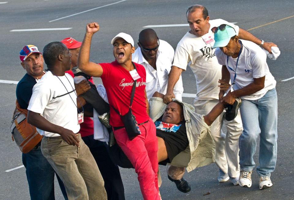 <p>In Havanna, Kuba, führen bei einer Demonstration zum 1. Mai Polizisten in Zivil einen Demonstranten ab. (Bild: AP Photo/Ramon Espinosa) </p>