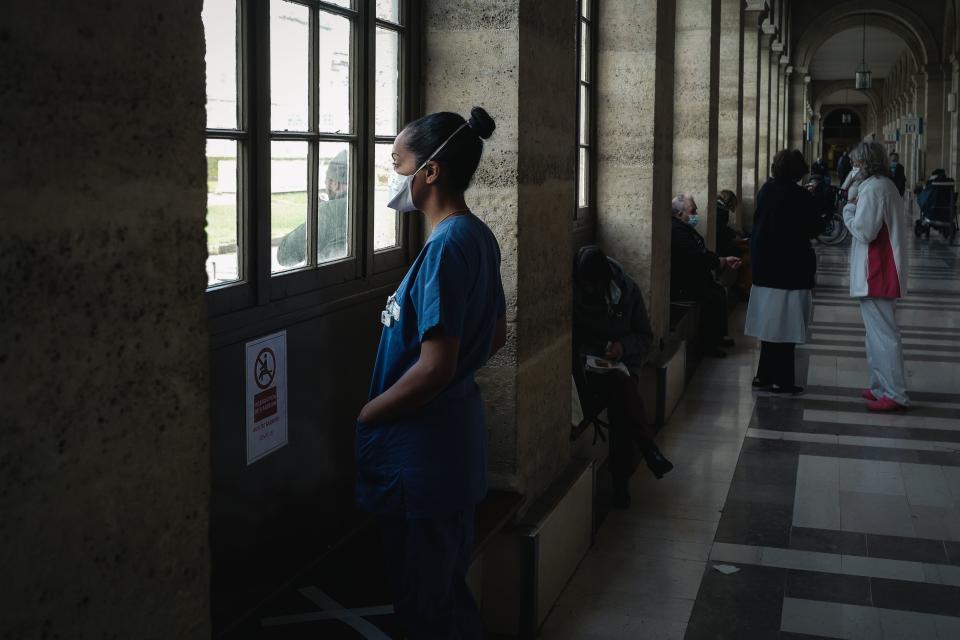 Una enfermera se toma un descanso en el pasillo principal del Hospital Lariboisiére. (Foto: Lucas Barioulet / AFP / Getty Images).