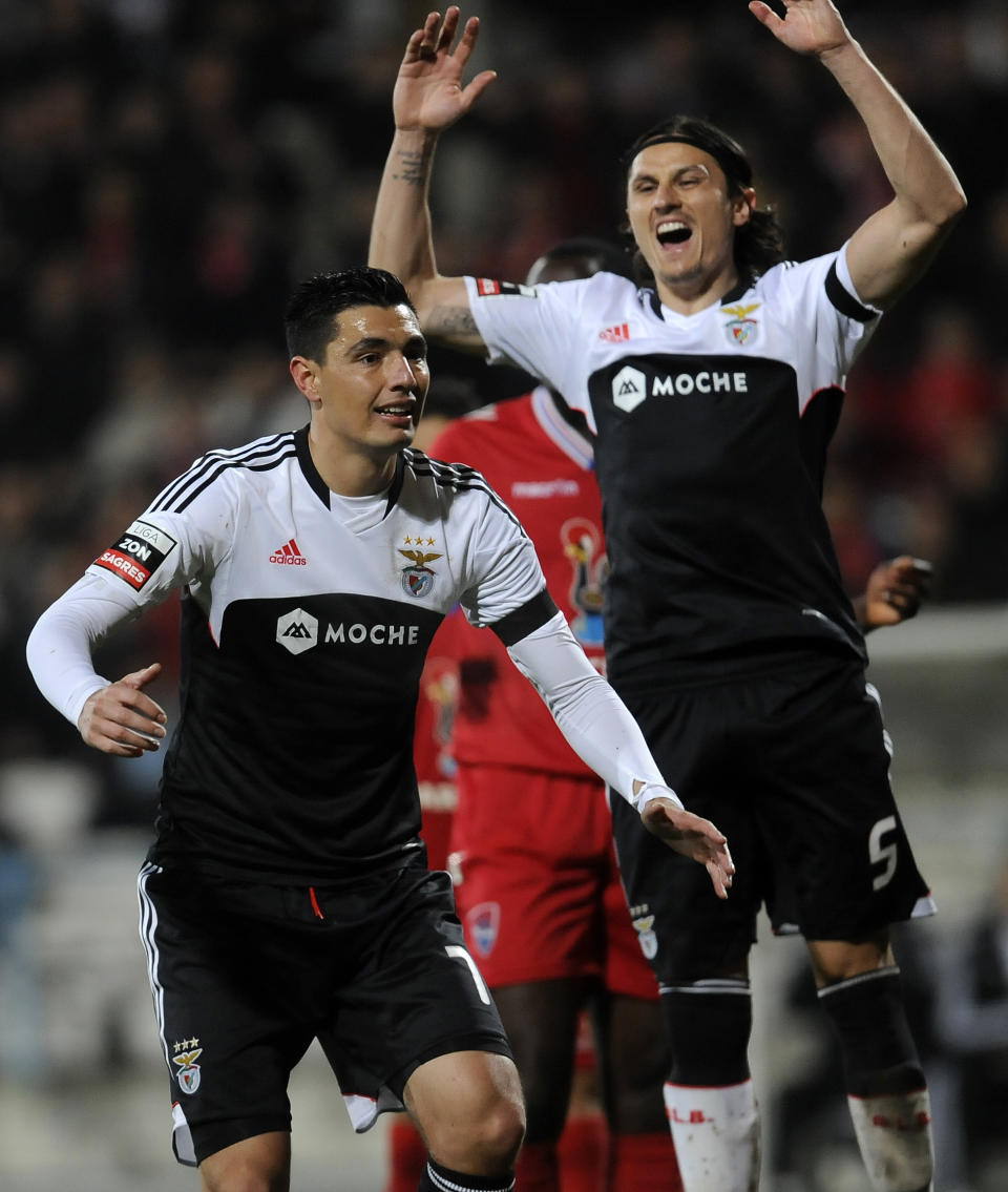 Benfica's Oscar Cardozo, left, from Paraguay and Ljubomir Fejsa, from Serbia, react after missing a shot against Gil Vicente's in a Portuguese League soccer match at the Cidade de Barcelos stadium, in Barcelos, northern Portugal, Saturday, Feb. 1, 2014. Cardozo failed to score a penalty in Benfica's 1-1 draw. (AP Photo/Paulo Duarte)