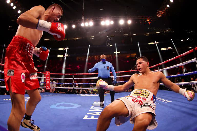 Cóceres manda a la lona a Edgar Berlanga en el noveno round, cuando estuvo cerca el KO