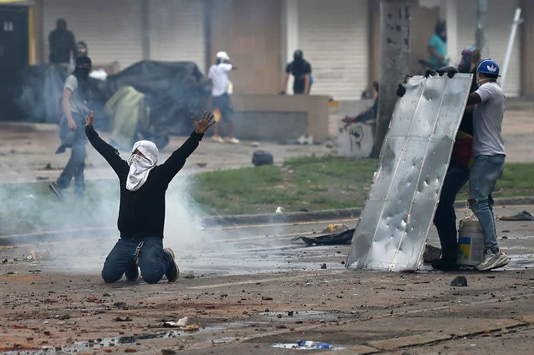 Choques de manifestantes con la policía en Cali