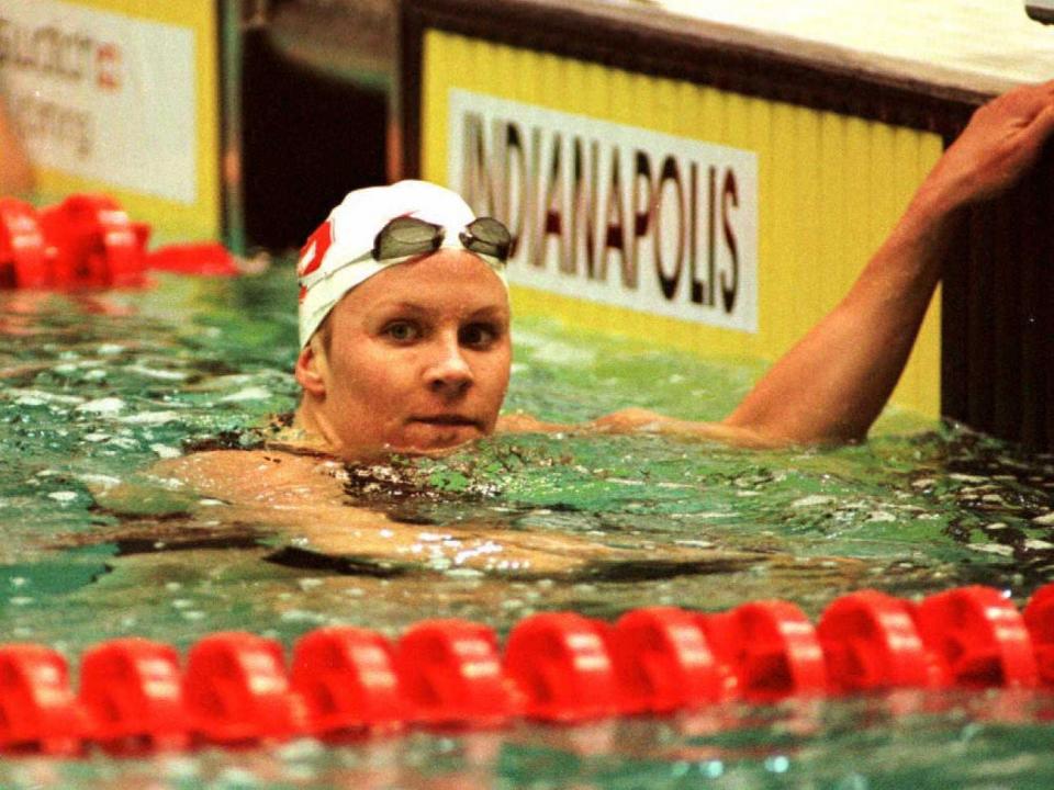 Jenny Thompson in the pool, holding the wall in 1996.