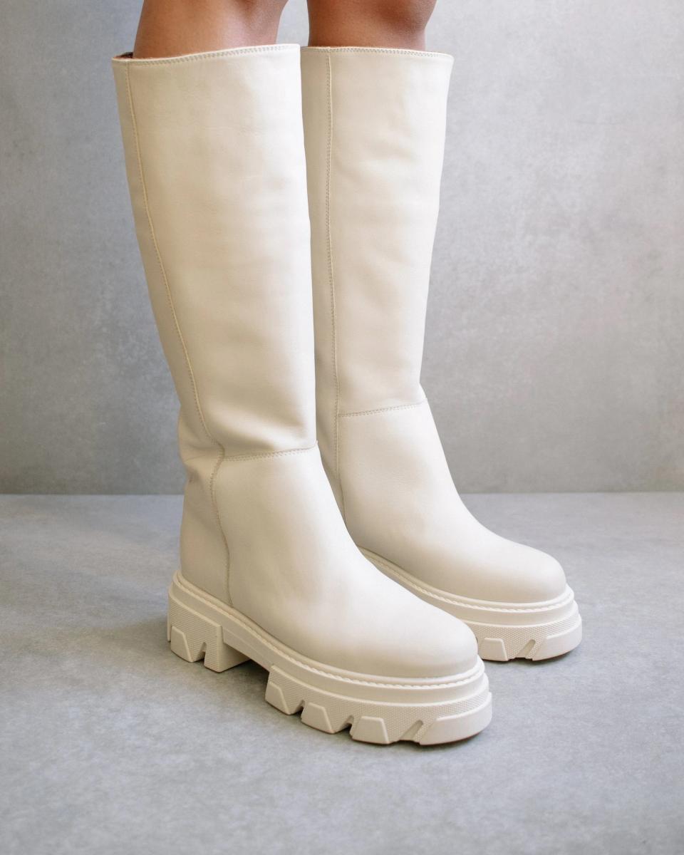 <p>¡Hola! recomienda combinar los shorts de punto con botas altas, ya que "producen un 'efecto piernas infinitas'". Esto es lo que hizo la <em>instagrammer</em>, que se decantó por un diseño de Alohas. Concretamente escogió el modelo 'Katiuska Ivory', hecho de cuero. El calzado tiene un precio de 220 euros. (Foto: <a href="https://www.alohas.io/products/katiuska-off-white-leather-high-boot?lang=es&variant=37061376934081" rel="nofollow noopener" target="_blank" data-ylk="slk:Alohas" class="link ">Alohas</a>)</p> 