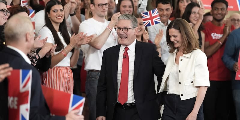 05.07.2024, Großbritannien, London: Der Vorsitzende der Labour-Partei, Keir Starmer, und seine Frau Victoria, bei einer Wahlparty für die Parlamentswahlen 2024 in der Tate Modern in London. Foto: Stefan Rousseau/PA Wire/dpa +++ dpa-Bildfunk +++<span class="copyright">dpa</span>