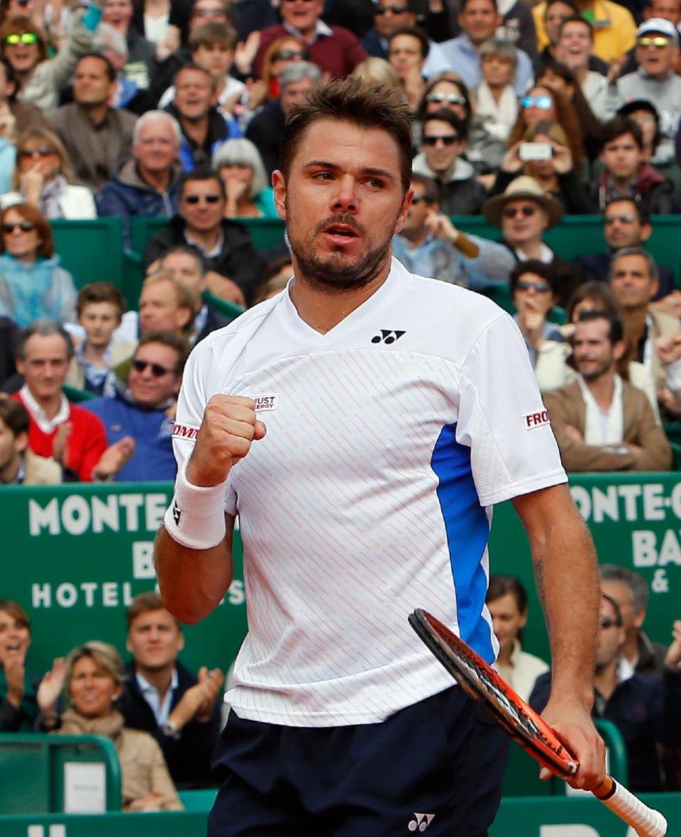 Stanislas Wawrinka celebra tras ganar un punto ante Roger Federer en la final del Masters de Montecarlo el domingo 20 de abril de 2014. (AP Foto/Claude Paris)