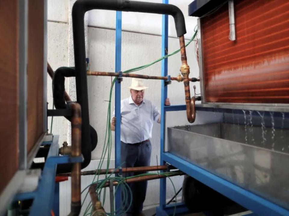 Der spanische Ingenieur Enrique Veiga mit seiner Maschine, die Trinkwasser produziert.