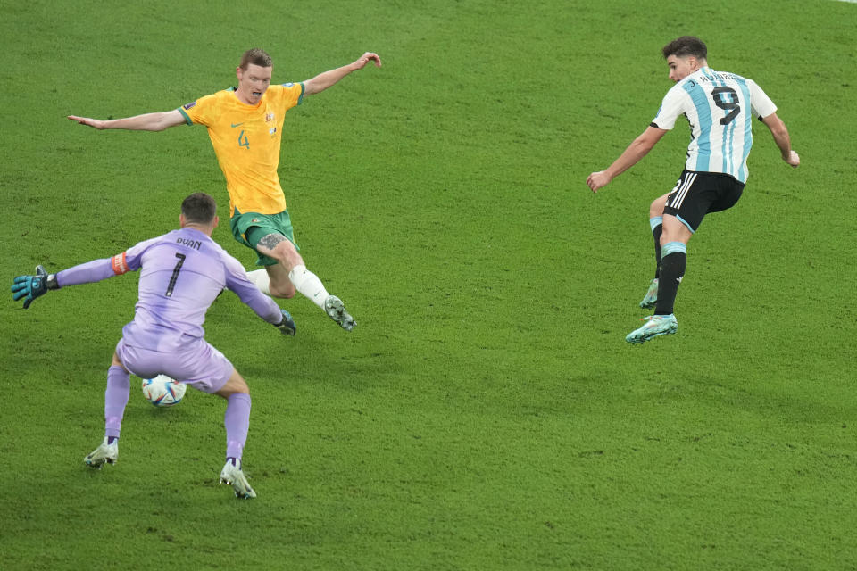 Julián Álvarez anota el segundo gol de Argentina en la victoria 2-1 ante Australia en el partido por los octavos de final del Mundial, el sábado 3 de diciembre de 2022, en Rayán, Qatar. (AP Foto/Alessandra Tarantino)