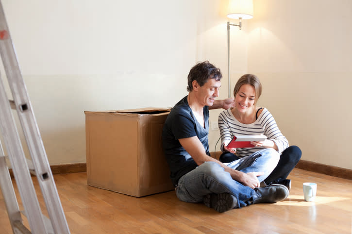 Mudarse juntos es una decisión importante para el crecimiento de la pareja. – Foto: Kathrin Ziegler/Getty Images