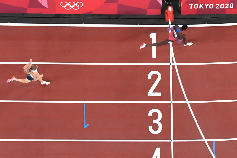 <p>TOPSHOT - An overview shows USA's Athing Mu (R) crossing the finish line to win ahead of second-placed Britain's Keely Hodgkinson (L) in the women's 800m final during the Tokyo 2020 Olympic Games at the Olympic Stadium in Tokyo on August 3, 2021. (Photo by Jewel SAMAD / AFP) (Photo by JEWEL SAMAD/AFP via Getty Images)</p> 