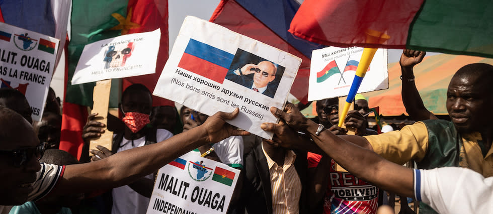 La France, ex-puissance coloniale, est régulièrement contestée au Burkina Faso : des manifestants s'en sont pris à ses intérêts et ont réclamé un renforcement des relations avec la Russie, dans un contexte de violence djihadiste depuis 2015, en partie à l'origine de deux coups d'État en 2022.  - Credit:OLYMPIA DE MAISMONT / AFP