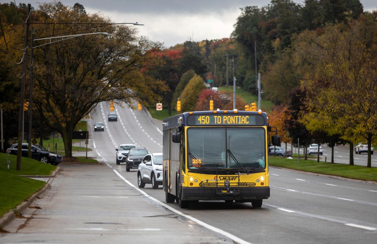Early morning, a SMART Bus drives through Woodward Avenue in Bloomfield Hills on Friday, Oct. 20, 2023.