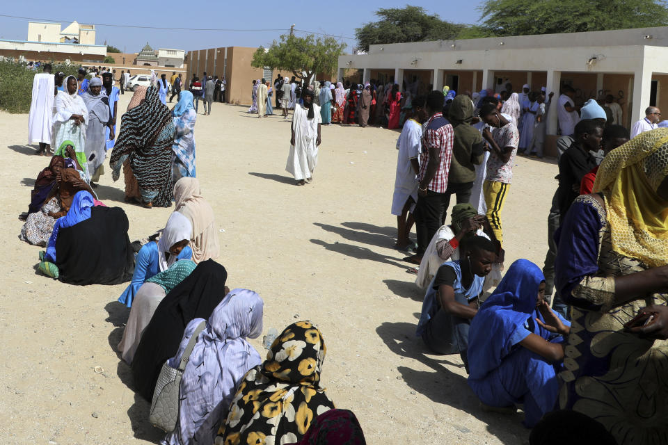 People line up to cast their ballot in Mauritania's presidential elections in Nouakchott, Mauritania, Saturday June 22, 2019. Mauritanians are choosing between outgoing President Mohamed Ould Abdel Aziz's heir apparent former Defense Minister Mohamed ould El Ghazouani and five opposition candidates who believe the front-runner would represent a continuation of his rule in this West African country battling Islamic extremism. (AP Photo/Elhady Ould Mohamedou)