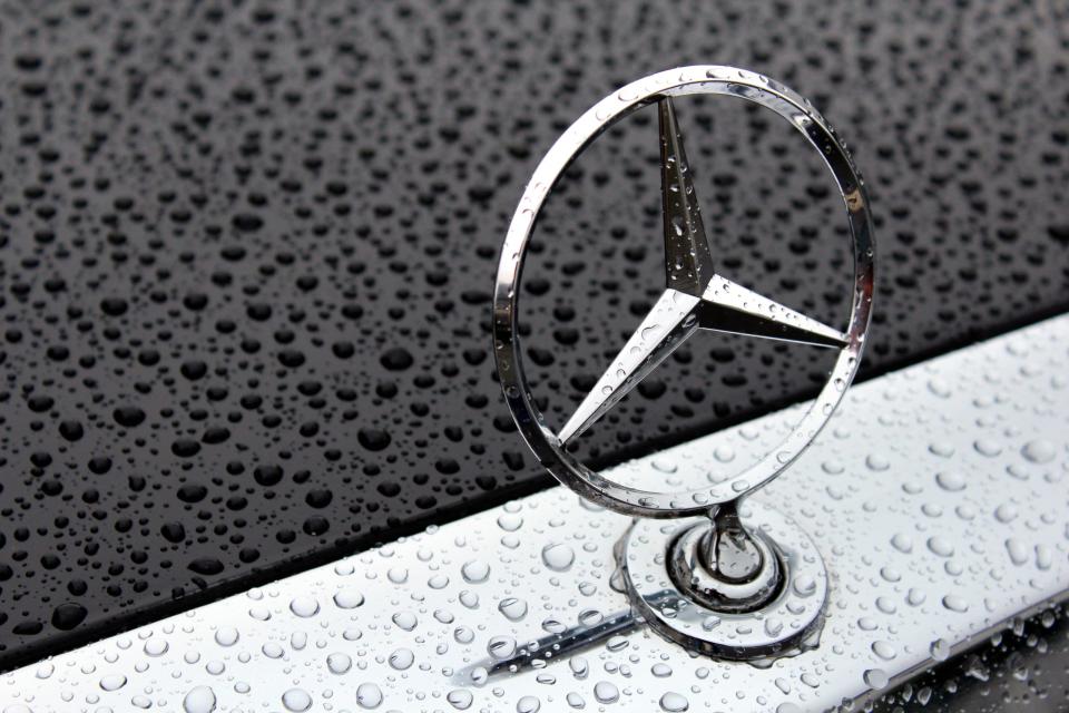 Deutsche Automarken wie Mercedes-Benz sind in Russland weiterhin beliebt – die Fabrikate gelangen über Nachbarstaaten wie Belarus in das sanktionierte Land. - Copyright: picture alliance | Ralph Peters