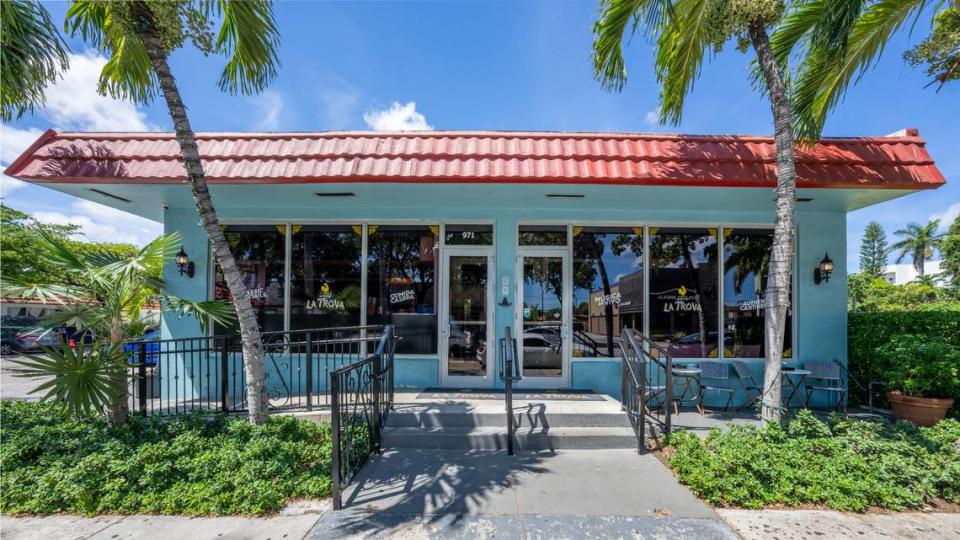 Exterior del Café La Trova, en el vecindario de La Pequeña Habana de Miami.