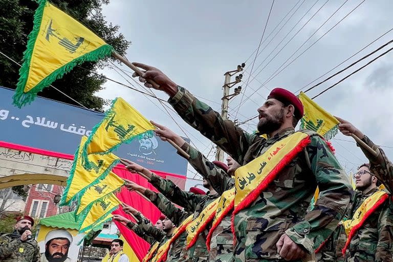 Desfile de combatientes del grupo chiita libanés Hezbollah durante una ceremonia para conmemorar a los líderes caídos del partido en la aldea libanesa de Jibshit, a unos 50 kilómetros al sur de la capital, Beirut. (MAHMOUD ZAYYAT / AFP)