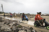 <p>Residents come out to survey the damage caused by Hurricane Irma in Nagua, Dominican Republic, Thursday, Sept. 7, 2017. (Photo: Tatiana Fernandez/AP) </p>