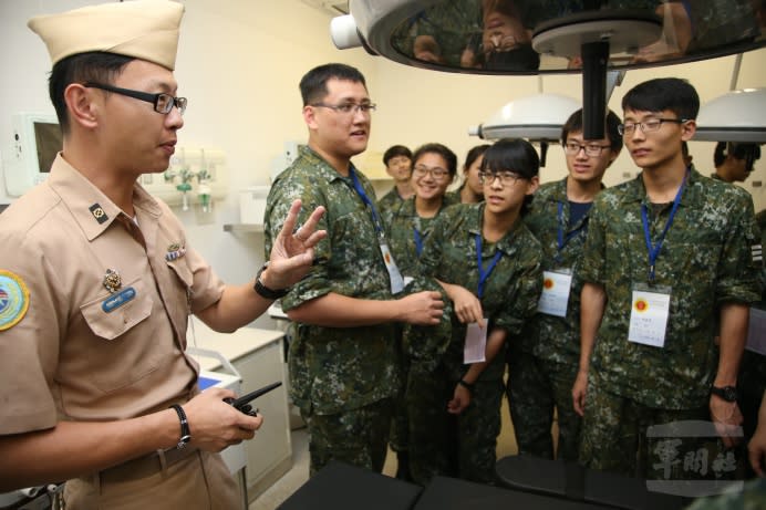 國防醫學院學生2日參訪海軍各式艦艇，安排官兵進行裝備諸元解說。圖為磐石軍艦醫療艙間實況說明。（軍聞社記者莊家宏攝）