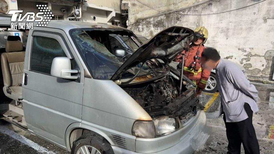 駕駛才剛將愛車停妥就發生火燒車意外，引擎幾乎被燒毀。（圖／TVBS）