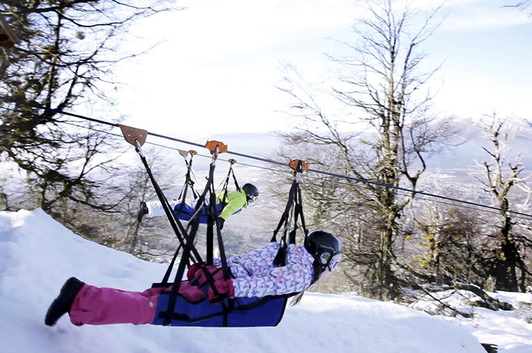Piedra Blancas ofrece cinco actividades: trineos, zipline (foto), snow tubing, snow safari y esquí para principiantes