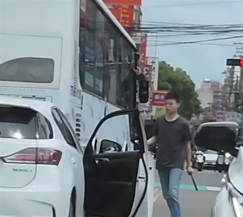 鄭男朝公車揮刀後，又回到自己車上。（圖／新竹縣議員朱健銘提供）