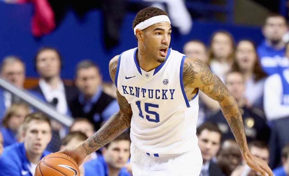 Willie Cauley-Stein dribbles the ball