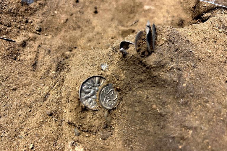 En otoño, los miembros de Nordjysk Detektorforening encontraron varias monedas de plata en un campo cerca de Bramslev, al noreste de Hobro, aprox. ocho kilómetros del castillo vikingo Fyrka