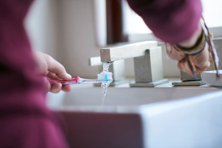 Por prevención, sería conveniente reemplazar el cepillo de dientes tras enfermar. – Foto: Paco Navarro/Getty Images