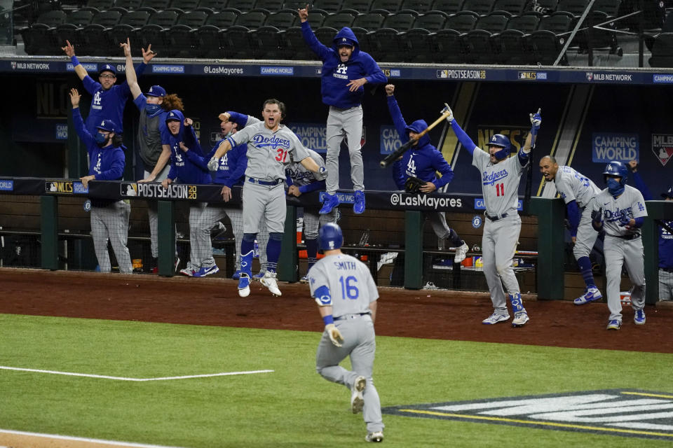 Los Dodgers de Los Ángeles festejan un jonrón de tres carreras de Will Smith, en el quinto juego de la Serie de Campeonato de la Liga Nacional ante los Bravos de Atlanta, el viernes 16 de octubre de 2020, en Arlington, Texas (AP Foto/Tony Gutiérrez)