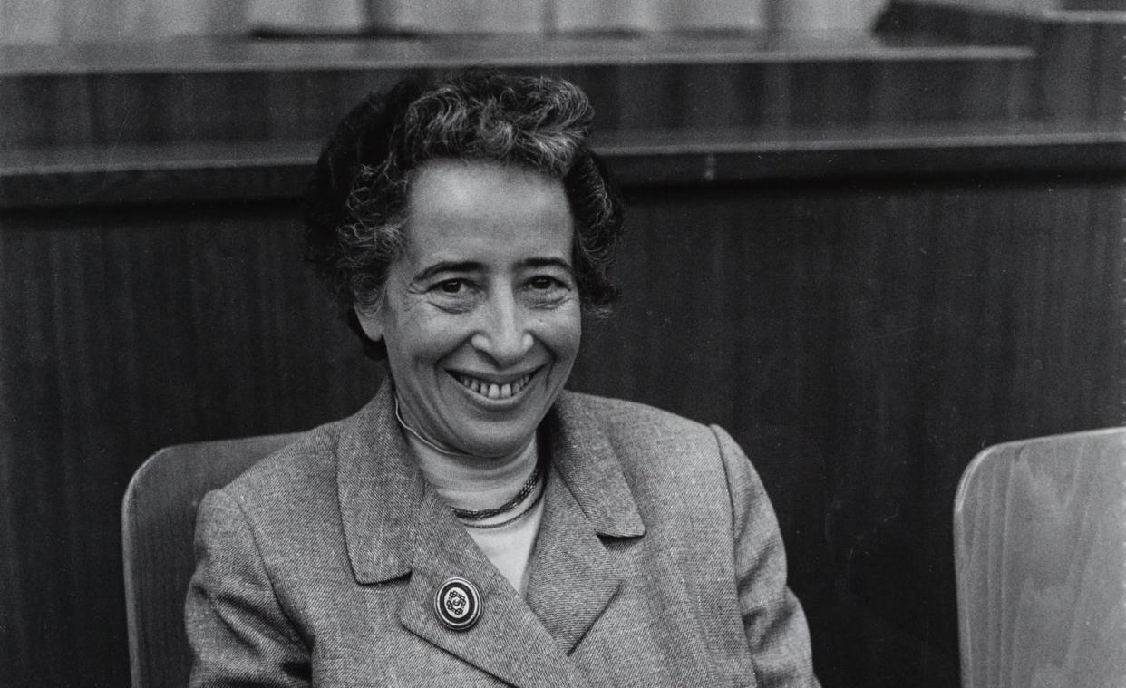 <span class="caption">Hannah Arendt fotografiada por Barbara Niggl Radloff en 1958.</span> <span class="attribution"><a class="link " href="https://commons.wikimedia.org/wiki/File:Hannah_Arendt_auf_dem_1._Kulturkritikerkongress,_Barbara_Niggl_Radloff,_FM-2019-1-5-9-16.jpg" rel="nofollow noopener" target="_blank" data-ylk="slk:Wikimedia Commons;elm:context_link;itc:0;sec:content-canvas">Wikimedia Commons</a>, <a class="link " href="http://creativecommons.org/licenses/by-sa/4.0/" rel="nofollow noopener" target="_blank" data-ylk="slk:CC BY-SA;elm:context_link;itc:0;sec:content-canvas">CC BY-SA</a></span>