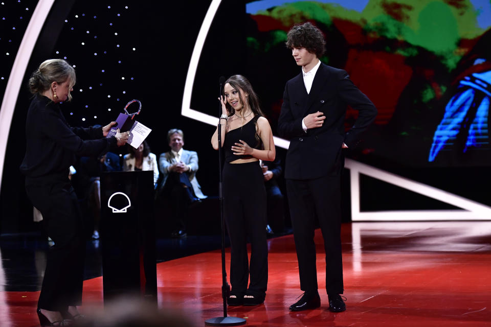 Los actores Carla Quílez y Paul Kircher reciben la Concha de Plata a la mejor interpretación protagonista en la 70a edición del Festival de Cine de San Sebastián en San Sebastián, España, el 24 de septiembre de 2022. (Foto AP/Álvaro Barrientos)