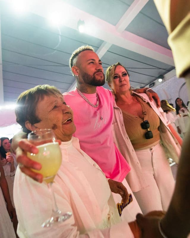 Neymar junto a su abuela y su madre