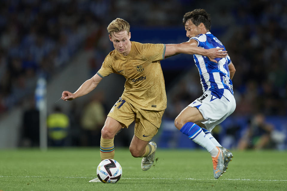 SAN SEBASTIAN, SPAIN - 21 August: Frenkie de Jong central midfield of Barcelona and Netherlands and David Silva Attacking Midfield of Real Sociedad and Spain compete for the ball during the La Liga Santander match between Real Sociedad and FC Barcelona at Reale Arena on August 21, 2022 in San Sebastian, Spain. (Photo by Jose Hernandez/Anadolu Agency via Getty Images)