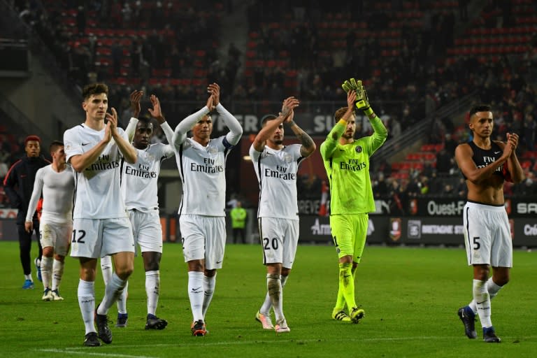 Paris Saint-Germain players cheer their supporters after the French L1 football match against Rennes on January 14, 2017