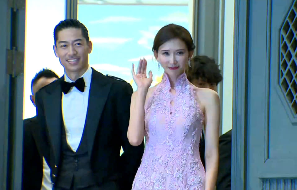 林志玲身穿粉色中式蕾絲禮服送客。（圖／東森新聞、林健寰臉書）