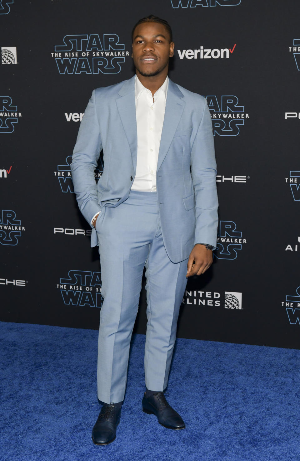 El 'Episodio IX' de la saga creada por George Lucas también contará con John Boyega en el papel de Finn. El actor británico acudió al estreno con un traje azul. (Foto: Rodin Eckenroth / Getty Images)