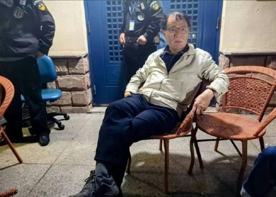 中國病毒學家張永振在上海公衛中心的實驗室被強行關閉，他自2024年4月28日起睡在實驗室外。他曾獲《時代》雜誌選為2020年百大影響力人物。翻攝微博