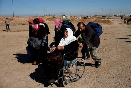 Displaced Iraqis flee their homes as Iraqi forces battle with Islamic State militants, in western Mosul, Iraq March 25, 2017. REUTERS/Suhaib Salem