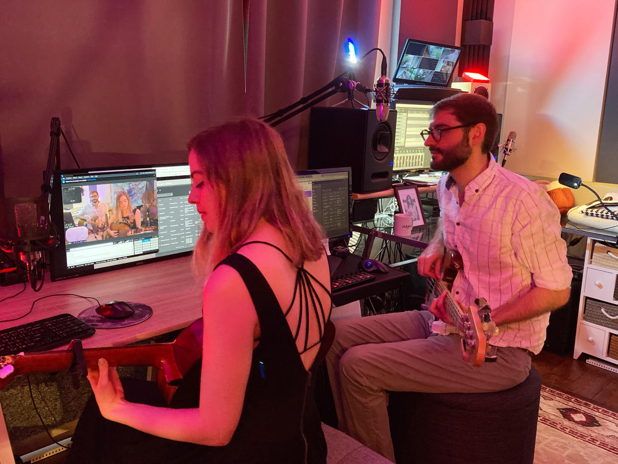 Allie y Travis, una pareja que se presenta bajo el nombre de Aeseaes, realiza emisiones en directo de su música a través de Twitch, el 10 de junio de 2021. (Matt Grubb/The New York Times)