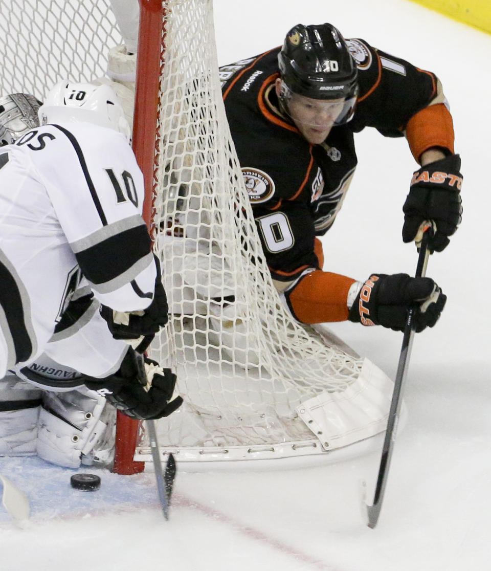 Anaheim Ducks right wing Corey Perry, right, gets his shot blocked by Los Angeles Kings center Mike Richards during the first period in Game 5 of an NHL hockey second-round Stanley Cup playoff series in Anaheim, Calif., Monday, May 12, 2014. (AP Photo/Chris Carlson)