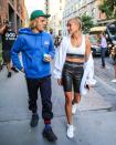 Hailey Baldwin et Justin Bieber se rencontrent en 2009 dans les coulisses de l’émission <em>The Today Show</em>. Le mannequin et le chanteur deviennent amis et apparaissent régulièrement ensemble. Entre 2010 et 2014, l’interprète de <em>Boyfriend </em>est en couple avec Selena Gomez, et des rumeurs enflent autour d’une liaison entre Hailey Baldwin et lui. À tel point qu’en décembre 2014, la nièce d’Alec Baldwin décide de mettre les choses au clair. "<em>Je le </em>[Justin Bieber]<em> connais depuis que j’ai 13 ans et nous sommes juste de bons amis. Nous sommes juste restés proches et il n’y a rien de plus que cela</em>", affirme-t-elle à E! News. Un an plus tard, le 4 janvier 2016, les futurs mariés officialisent leur relation sur les réseaux sociaux. Leur idylle ne dure que quelques mois, avant leurs retrouvailles en mai 2018. Interrogée par le <em>Sunday Times </em>à cette période, Hailey Baldwin affirme qu’ils sont "<em>bien mieux en tant qu’amis</em>". Mais peu de temps après, les deux personnalités retombent dans les bras l’un de l’autre. Deux mois plus tard, le 8 juillet 2018, le site TMZ annonce leurs fiançailles aux Bahamas. <em>(Photo by Alessio Botticelli/GC Images via Getty Images)</em>