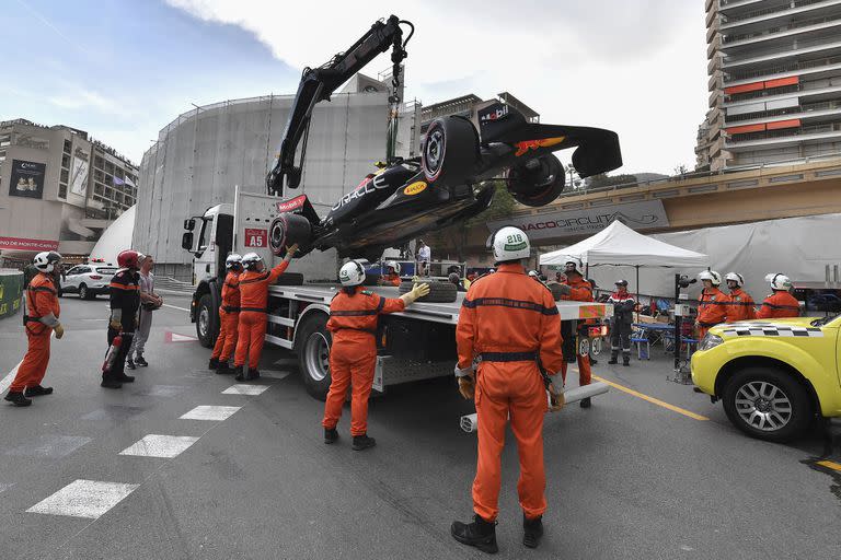 EL RB19 de Sergio Perez cuando lo sacaron de la pista en la clasificación del Gran Premio de Mónaco