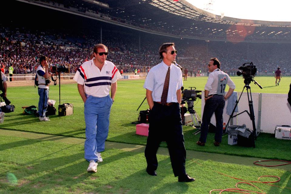 <p>De este modo apareció en el césped de Wembley junto a su ayudante Charly Rexach para llevar al Barcelona a ganar su primera Copa de Europa en 1992. (Foto: Ross Kinnaird / EMPICS / Getty Images).</p> 