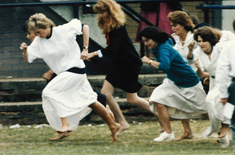 ARCHIVO – En esta fotografía de archivo del 28 de junio de 1989 la princesa Diana de Gran Bretaña, con un vestido blanco, corre en la carrera de las madres durante un día deportivo en la escuela Wetherby donde su hijo el príncipe Guilermo estudia. La princesa Diana, que era considerada tímida al saltar a la fama, se convirtió en una revolucionaria en sus años en la Casa de Windsor modernizando la monarquía como una institución más personal y cambiando la forma en la que la familia real se relacionaba con la gente. (AP foto, archivo)