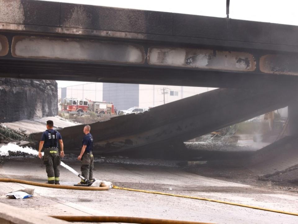 美國費城一條州際公路的高架橋，因為橋下一架運油車起火，導致公路部分倒塌。（法新社）