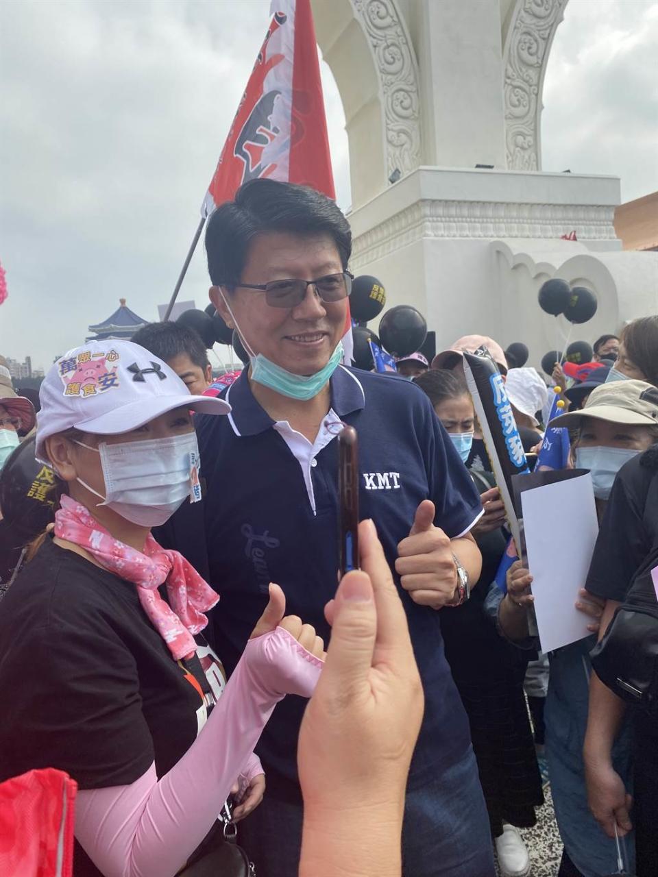 國民黨副秘書長、台南市議員謝龍介抵達秋鬥現場，民眾搶合照。（圖／中時新聞網）